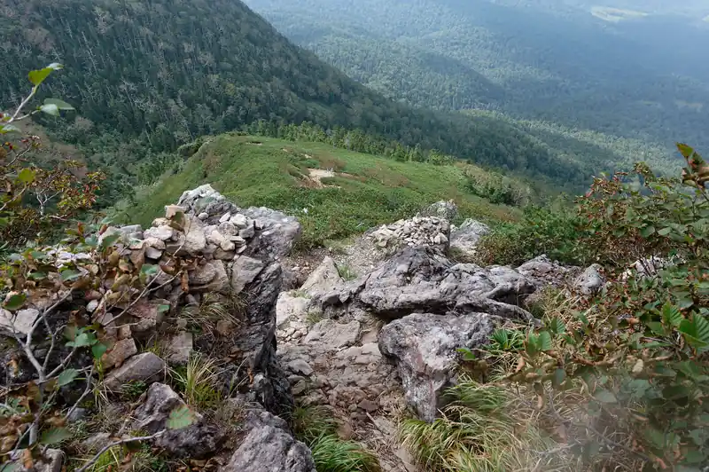 このあたりは特にこれといって問題なし。ガレ・ザレの道といった感じだが、御池登山道を登ってきた人なら問題なく歩けるだろう。