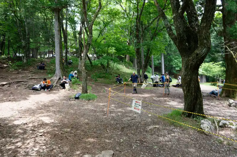 山頂手前の広場に到着。思いの外大勢の登山者が休憩中です。

あんまり人が多いので、お祭りでもやってるのかと思いました。