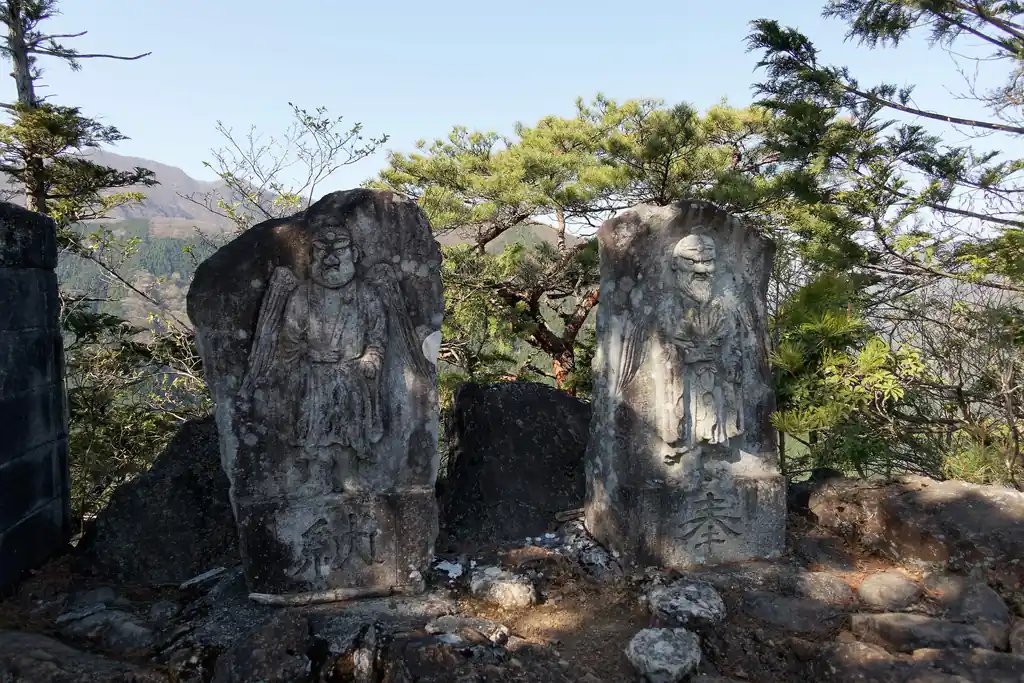 登ると天聖神社奥宮。昔は修験道だったりするんですかね、こういうのがあるのは。

なぜここに、こんな重たいものが…っていうのありますよね、山登ってると。