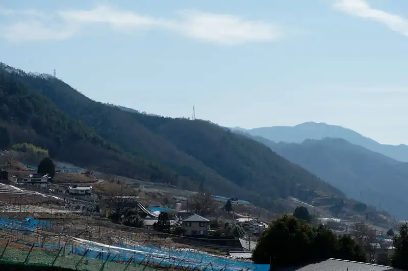 お寺の駐車場から歩いてきた、と思われる尾根が見えました。
たぶん、あの鉄塔が、大善寺から登ったところにあった鉄塔と思われる。