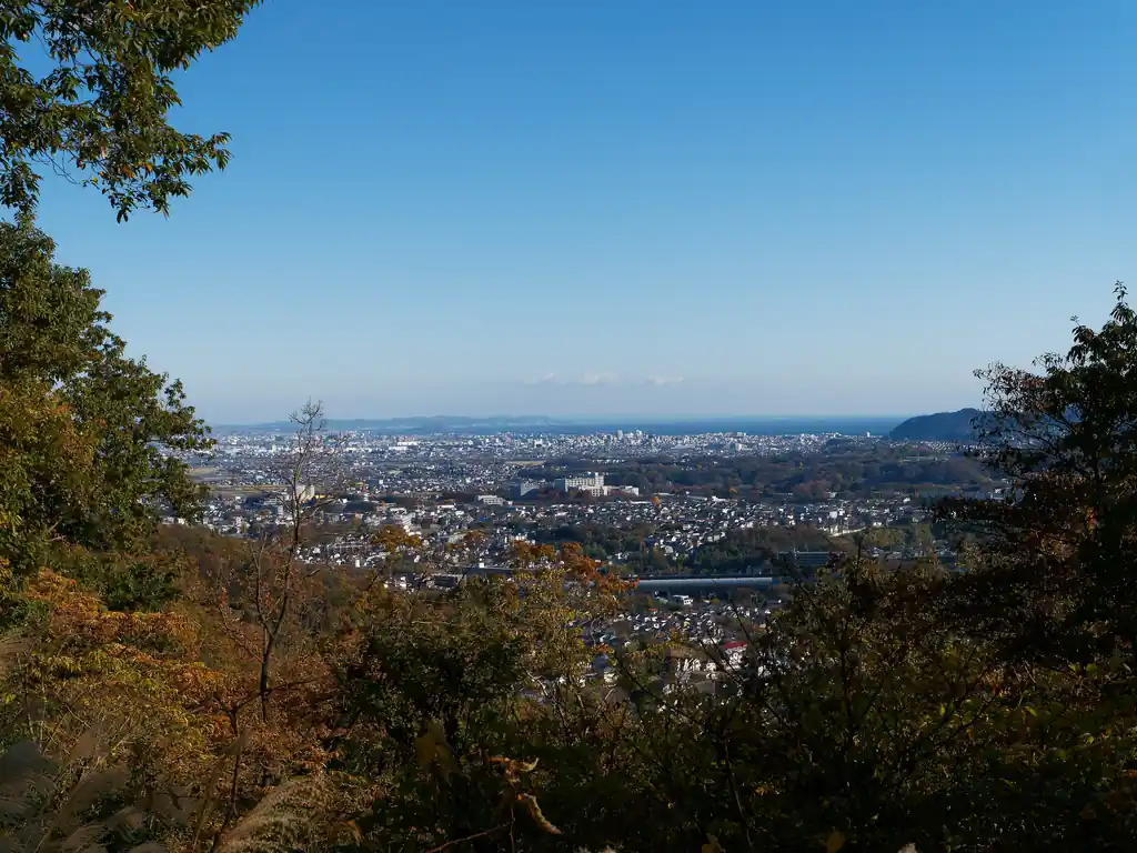 こっちは相模湾の方。
ベンチも何個かあって休憩している人、散歩している人も大勢いた。