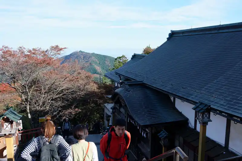 そのまま御嶽神社まで歩いてきました。