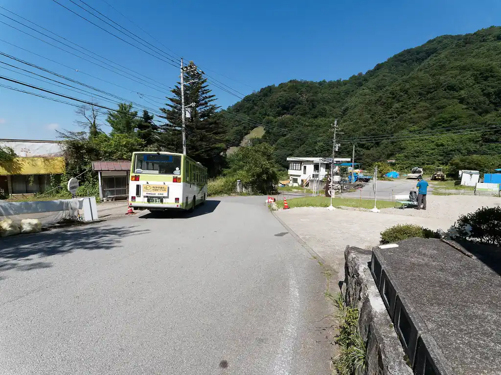 塩山駅で下車したあと、バスで大菩薩峠登山口バス停まで。祝日で快晴だったので、バスに乗る人はかなり多いのではないか、と思っていましたが、登山者が10人程度、そのうち大菩薩峠登山口バス停で降りたのは私込み4人と、登りはじめから寂しい状態。