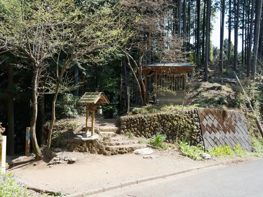 北向地蔵。ここまで来れば残りの道は高速道路みたいに歩きやすい道が続きます。

ここから鎌北湖や、五条の滝方面に歩いていくのも良い。