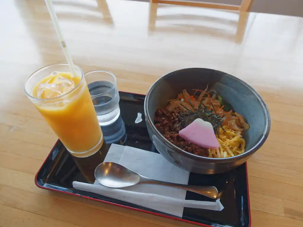 カレーも捨てがたいが、今回は鹿肉ビビンバにした。
富士山のかまぼこがかわいい。