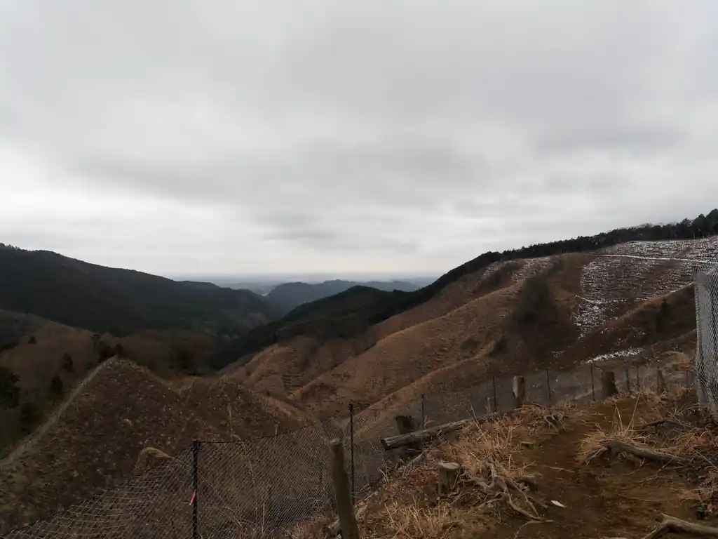 そういえば、雪はほとんど解けていて、写真右側の斜面にうっすら積もっている程度。
念のためチェーンスパイクを持ってきていたんですが、今回は結局使いませんでした。