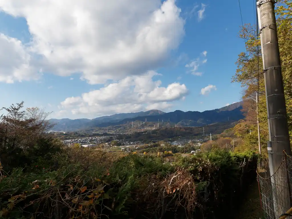 自販機前からは丹沢の山並みがよく見える。
ここは舗装路が麓の方に繋がっていたので、車で来る人もいるのかもしれない。