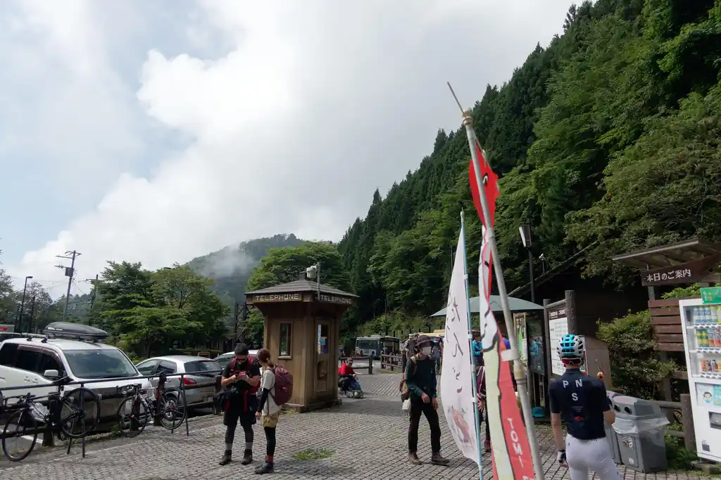 都民の森バス停は思いのほか賑わっています。登山者もそこそこいますが、マイカーで来たハイカー勢も多い。あと自転車勢。