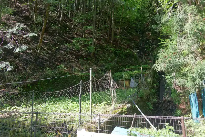 しばらく舗装路を歩いて登山口に向かいますが、山側はわさび田が点在。