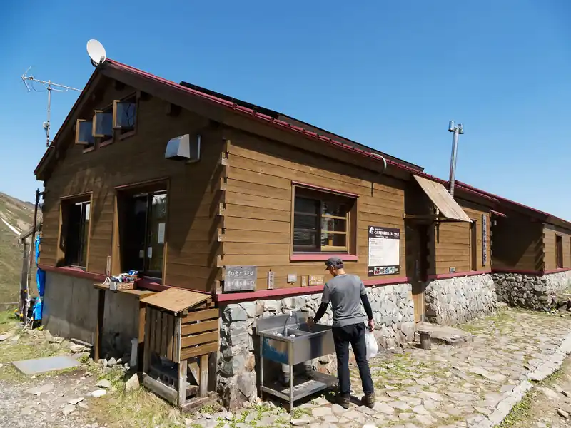 平標山の家。
手前のシンクが水場。左側はドリンクが冷やしてあり、購入して飲むことができる。
