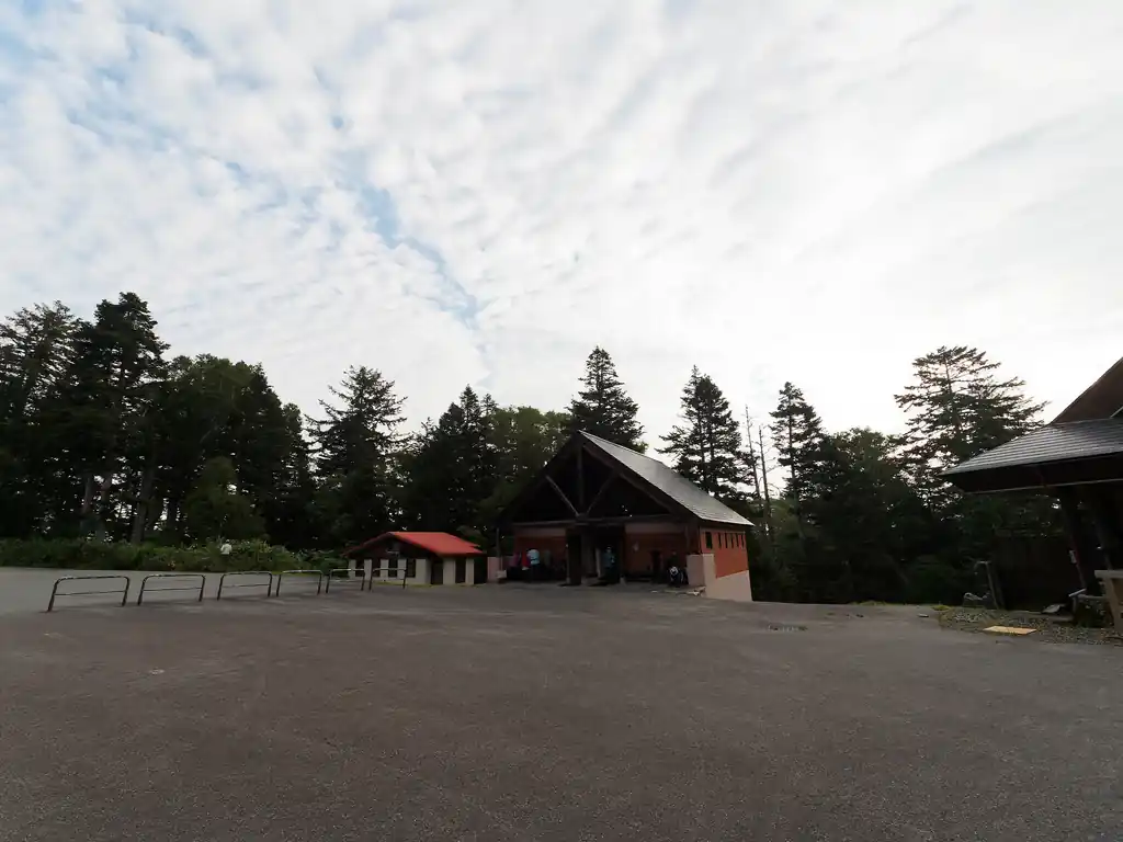 中央の建物がトイレ。なかなか綺麗なトイレでした。