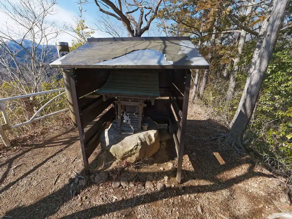 ここは山頂に祠が置いてあり、これが狭い山頂を占拠しているためベンチ等はなかったと思う。
見晴らしもそれほど良い訳ではないので、写真を撮ったら早々に天神峠を目指す。