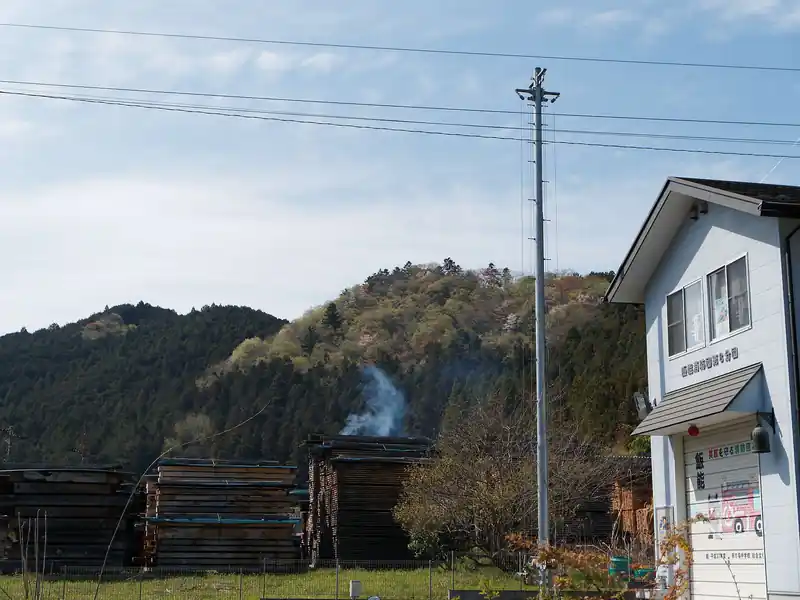 唐竹バス停まで歩いてバスを待つ。この日はまだ4月中旬というのにえらく暑く、バス待ちがつらかった。

ずっと気になっていた山を歩くことができて満足な山行だった。