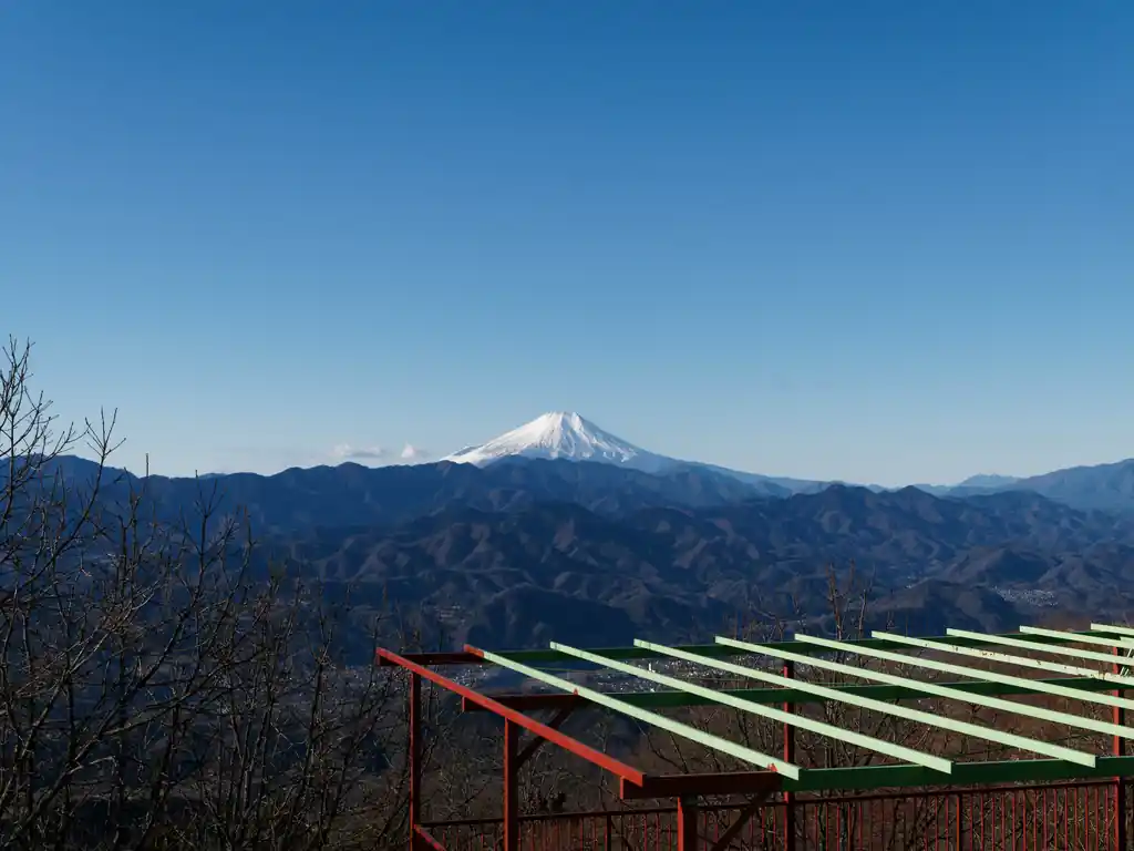 そして富士山。今回のルートも、陣馬山に登る必要は必ずしもなかったのだが、この景色が見たくて登ったのであった。
やはり富士山は良い。どこから見ても絵になる山だ。2024年、今年は富士山に登ってみようかなと思っている。