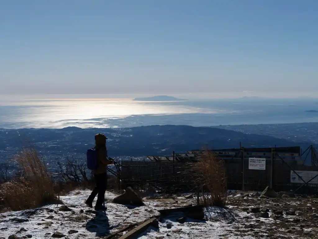さて、ようやく塔ノ岳山頂に到着。

今回は2時間30分ほどで山頂まで登れた。
いつもは登り初めてすぐに体が温まり、ノマドパーカを脱ぐんだけど、今回は最後まで着たままだった。それくらい寒かったせいもあり、水は下山するまでに1リットルほどで十分足りた。
やっぱり荷物が軽くて涼しいと、ペースが速くなる。