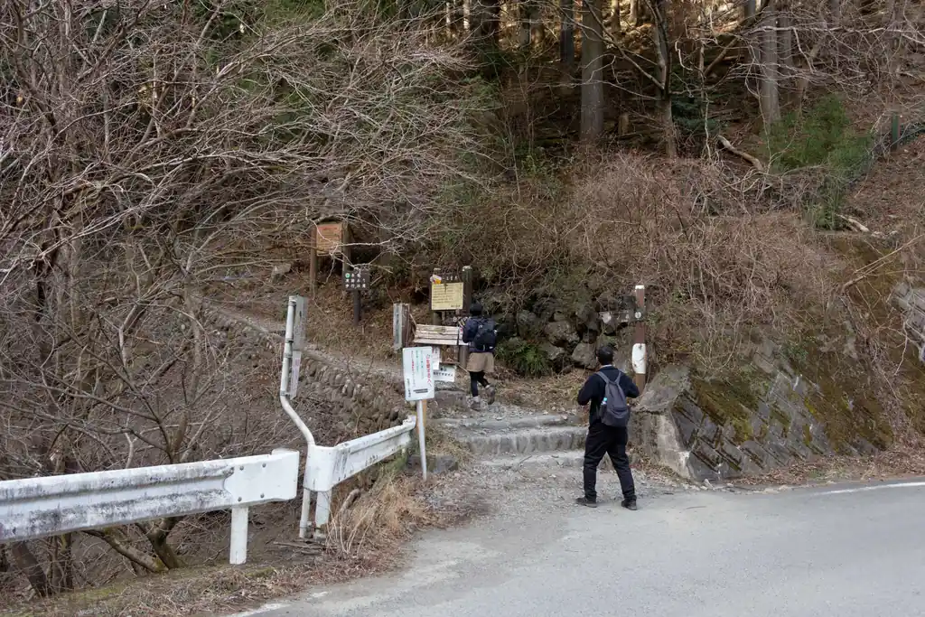 棒ノ折山登山口。登山ポストもここにあります。

棒ノ折山は初心者向けの山ではありますが、岩場もあるし、山頂までそこそこの斜度の坂が続くので体力も必要です。あと軽装備で臨む人が多いためか遭難が非常に多い。