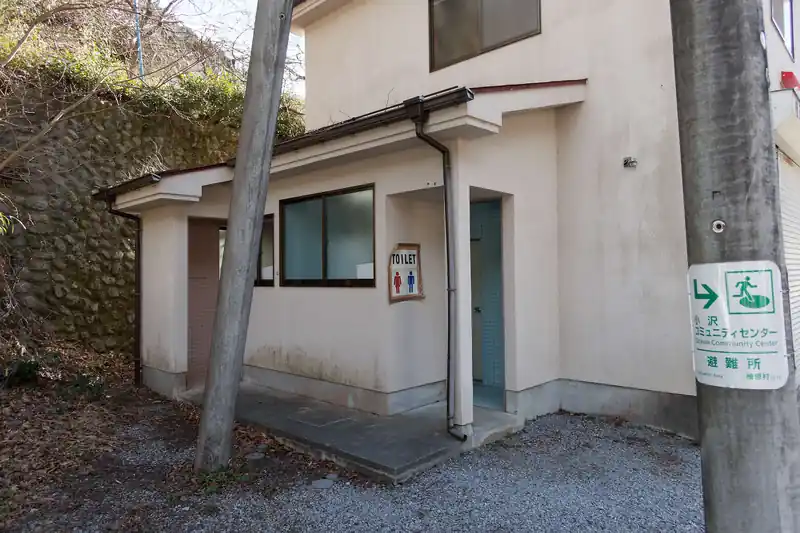 とりあえずトイレに行きたいなあ、と思ってウロウロしていたのだが見つからず。
仕方ないか～と思って橋を渡ろうとしたら、すぐそこにトイレがあった。
このトイレ、かなり狭いもののキレイに管理されておりとても助かった。