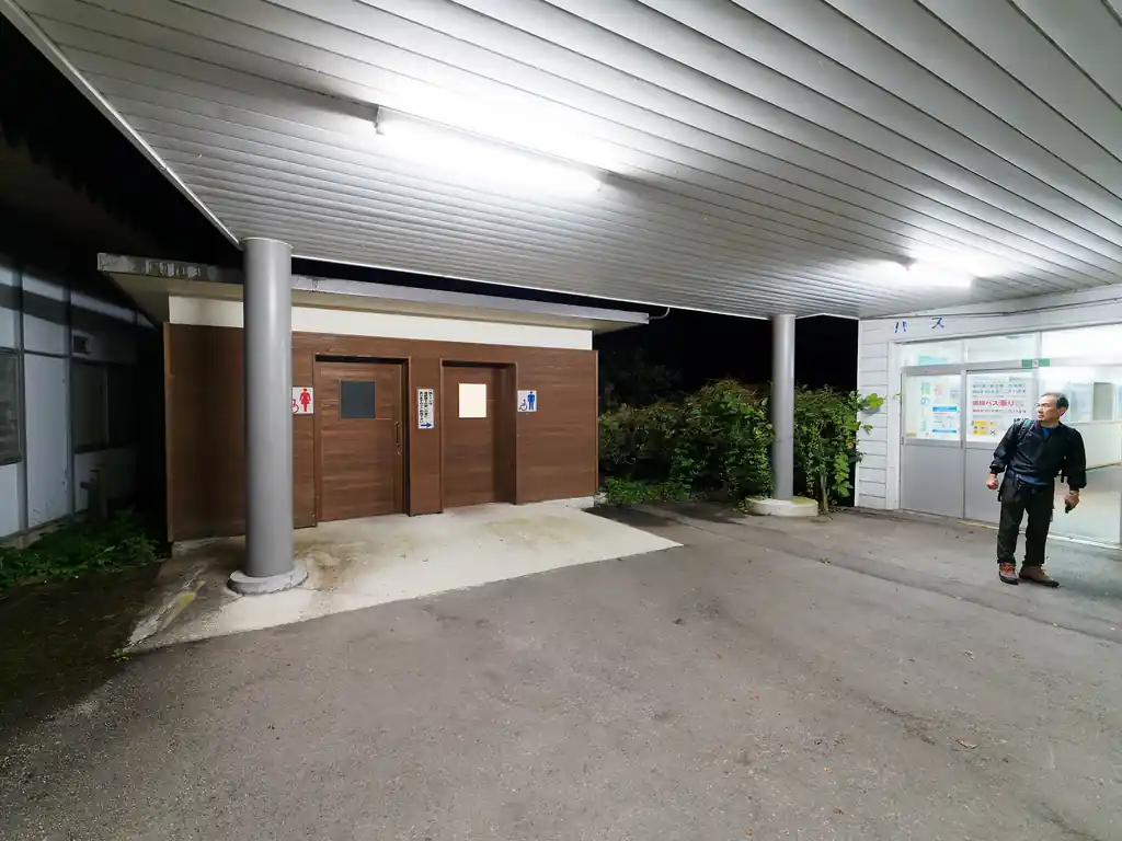 それとトイレ。

向かいのバス乗り場に向かう通路を歩いていっても、自販機とトイレがある。

バスに乗ると、往路のFEELクーポン券が回収される。

途中、駒ヶ岳登山口バス停、尾瀬御池バス停、沼山峠バス停と停車する。
降りる人がいなくても一応停車していたが、念のため沼山峠以外で降りたい場合は、乗車時にバスの運転手に言っておいた方がよさそうだ。

会津高原尾瀬口駅から沼山峠までは約2時間。まだ日の出前なので暗い中を走る。暗すぎて周りの景色は全く見えない。

途中から曲がりくねった峠道を登っていく。車に酔いやすい人は、酔い止めの準備をしておいたほうがいい。私は乗ってから気づいて酔い止め薬を持ってこなかったことを後悔した。（まあそんなに酔わなかったけど。景色が見えれば酔いづらいんだけど、車外は真っ暗なので寝るかボーっとしておくしかない）