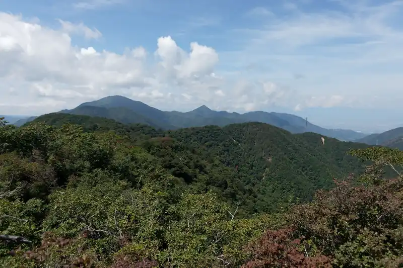 こちらは清八山から西の方を撮ったもの。
中央のトンガリがおそらく釈迦ヶ岳で、その左が黒岳と思われます。