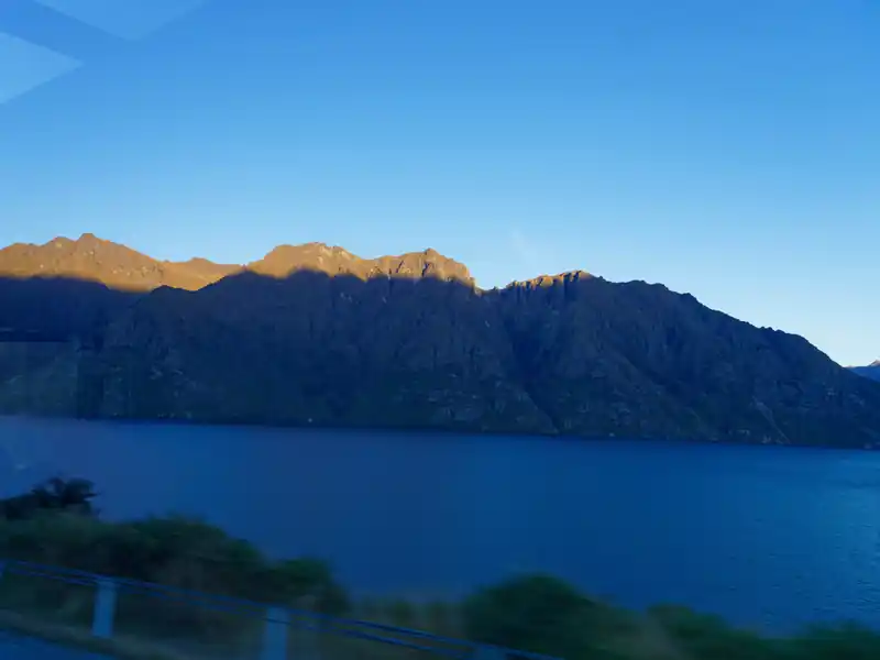 朝日に照らされる岩峰。ほんと、こういう岩峰が多い。