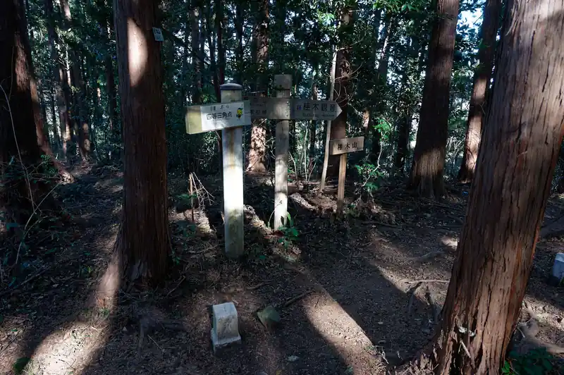 鼻曲山の急降下が終わると、後は平穏な道が続く。
途中の椎木山。ピーク感ない山頂。