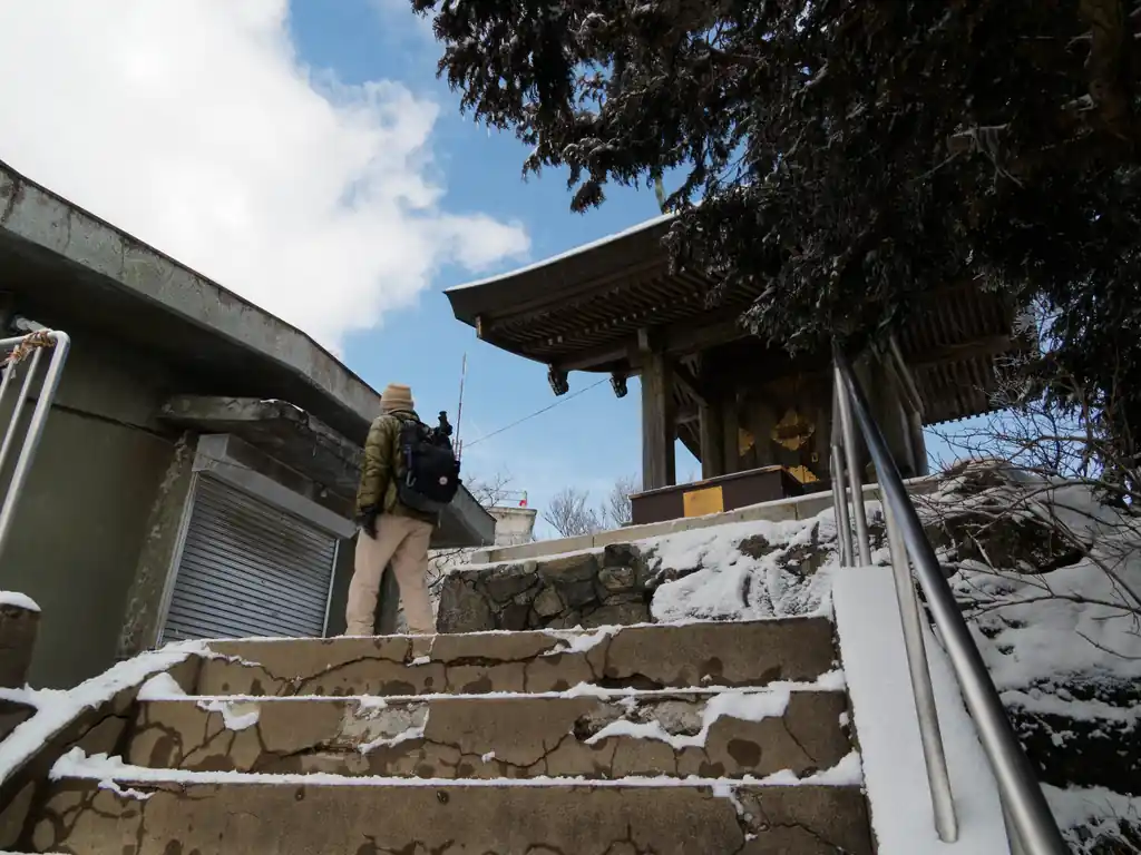 ようやく男体山山頂に到着。
ここは観測設備なのか建物がいくつかあるが、人がいる気配はない。