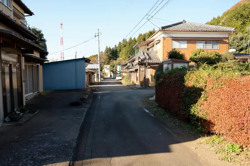 振り返って撮影。さらに奥に登山口があるらしいんですが、写真のT字路を右に曲がっても良い模様。
本当は奥の登山口から登ろうと思っていたんですが、ここで曲がったほうが景色が良さそうなので、引き返してきました。
