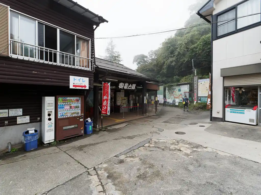 前回来たときは歩いて麓まで降りて、御嶽山駅までバスに乗らず歩いたんだけど、その経験から言えることは、少なくとも駅まではバスに乗った方がいい、ということ。
ケーブルカー下バス停から御嶽山駅までは歩けないこともないんだけど、そこそこ車も通るし歩道がないから地味に危ない。

御岳山からケーブルカー下バス停までは、車道なので歩きやすくはあるんだけど、稀に車が走るのでそこだけ気を付ければ大丈夫かな。まあ一回歩いても良いと思うけど、見どころがあるような道ではないかな…。デカい杉が何本もあって面白いけど。