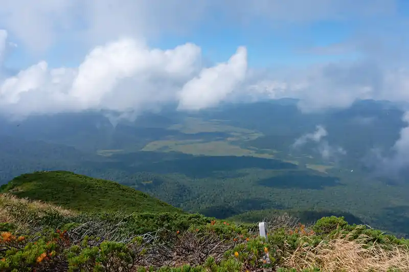 柴安嵓から尾瀬ヶ原。残念ながら雲に隠れて至仏山は見えない。