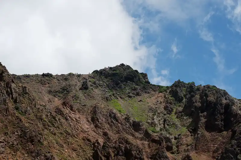 あれが朝日岳の山頂のようです。
既に登山者が何人か山頂にいるのが見える。ここから見ると、あんなところどうやっていくんだろう？と頭に疑問符が浮かんでいたんですが…。