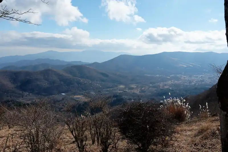 ここで見晴らしが良いところに出ました。
南側の見晴らしがよい。
中央あたりに鉄砲木ノ頭と三国山が見えます。