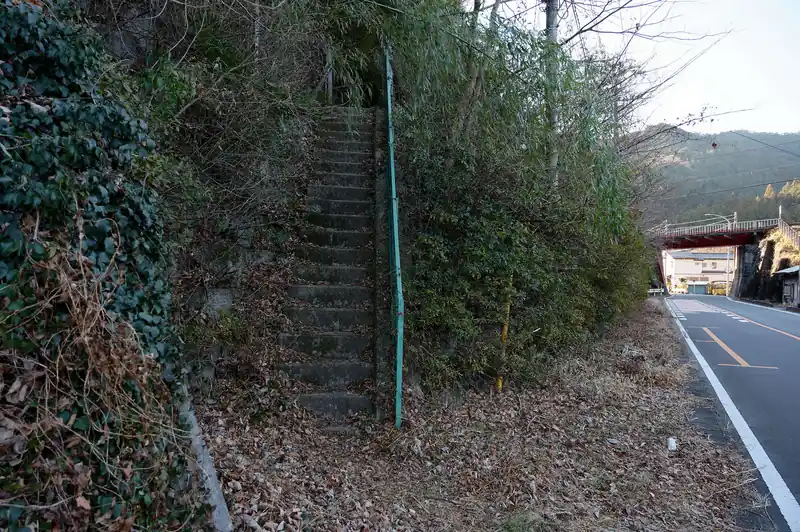 吾野宿の通りを歩いて登山口まで。
冬の山間部はやはり寒い。トラスコの温度計は2度くらいを指していた。

見逃してしまいがちだが、このコンクリート階段が育代山の尾根の入口だ。