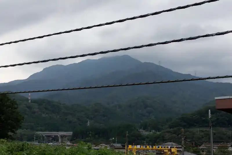 ホームにあがると滝子山が見えました。山頂付近は相変わらずガスってますが、立派な山体です。

登山道の雰囲気もとても良かったので、もう少し涼しくなったらまた登りに来ようと思います。
冬はきっと空気も澄んで富士山がキレイに見えるはず。