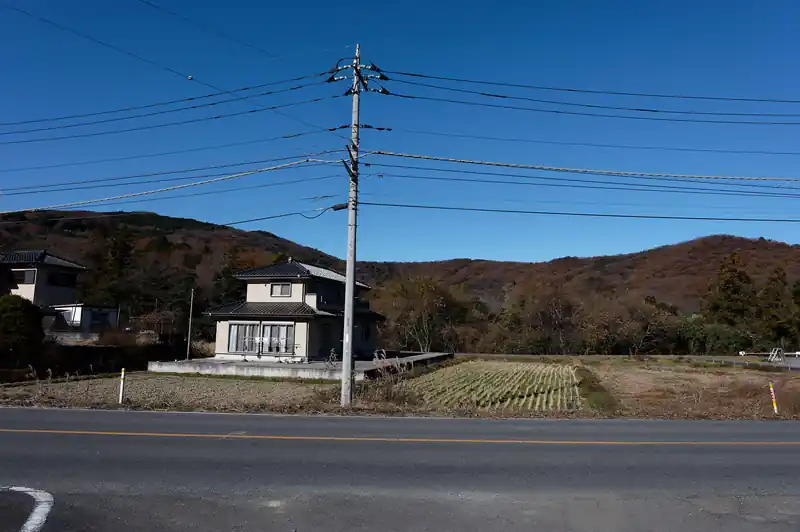 こっちは恐らく雷電山と堂山。
1年くらい前に歩いたのだが、雑木林で雰囲気の良い道だった。こちらもまた歩きたいが山続きで歩けないので、どうしても舗装路を歩いている時間が長くなるのが残念なところ。