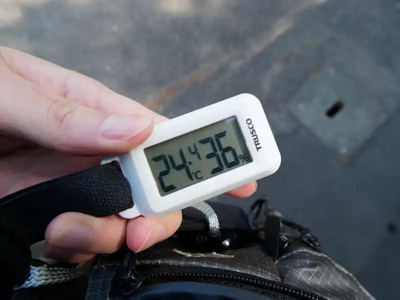 登山口周辺の気温は24度。長袖シャツだとちょっと暑いくらいだ。
涼しいかな、と思って飲水は1.5リットル持ってきたのだが、念の為一本自販機で買っておこうか迷ってやめておいた。まあ平標山の家で補給できるし。