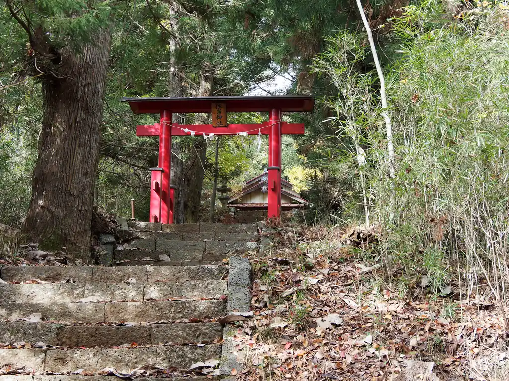 登り始めてすぐのところに神社。なんの神社かわからなかったけど…