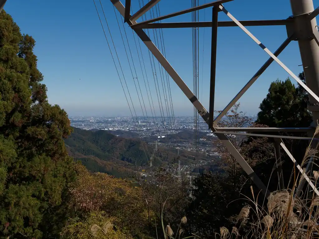 途中送電鉄塔の場所から東京方面と思しき街並みが見える。