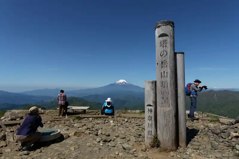 一気にワープして塔ノ岳山頂。

大倉尾根は何度も登っているので、写真は少なめです。というか、大倉尾根はよく整備されており、特筆すべき点がないんですよね…。