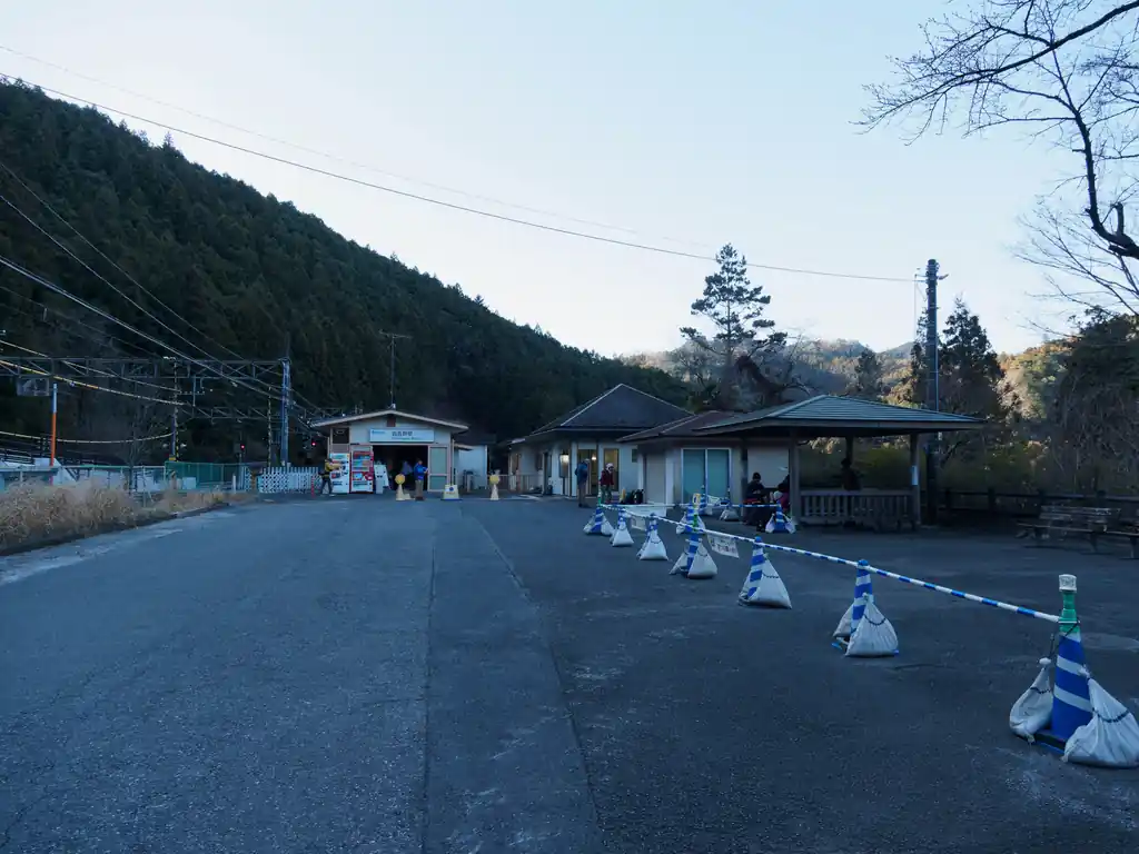 西吾野駅。
8時過ぎですが、山間部であるため暗く、寒い。