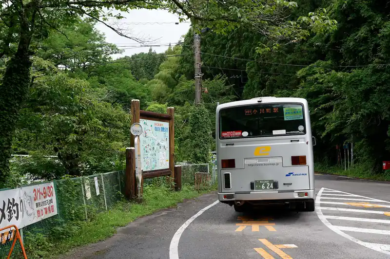 終点の白石車庫バス停で下車。ここまで乗ったのは私の他にもう一人、ソロの登山者のみ。
近くにトイレもあり、写真後ろ側に民家が数軒、という東秩父最深部の立地。