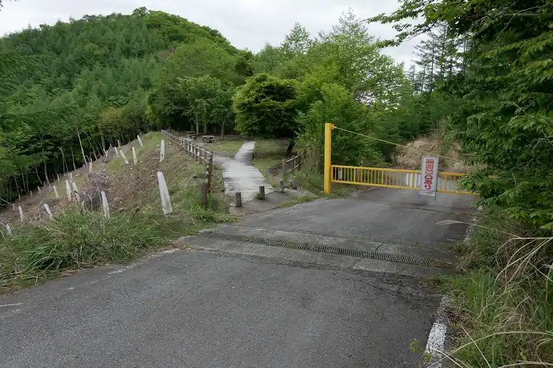 ここでゲート。ゲートの手前に公園のようなスペースがあったのですが、ベンチがいくつかあるだけで全く人の気配がありません。
ゲートを横からすり抜けて先に進みます。