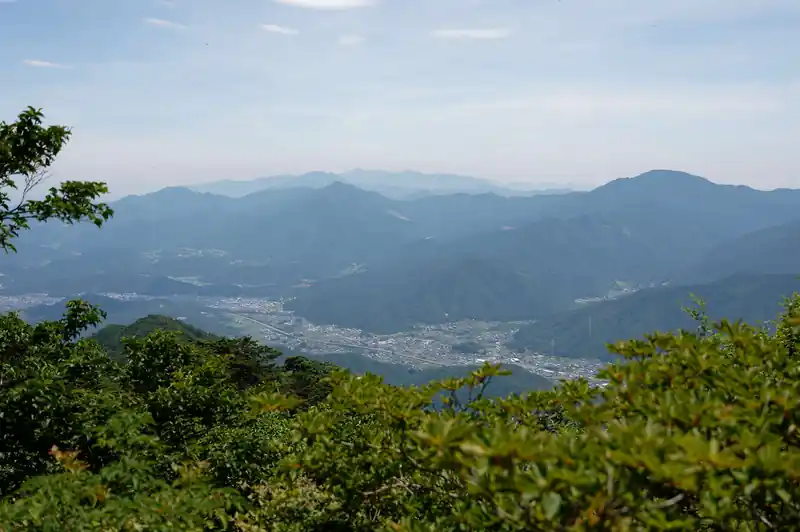 こっちは都留アルプス方面。あっちは標高1000mに満たない低山。流石にこの時期に歩くのは少し厳しいかも。