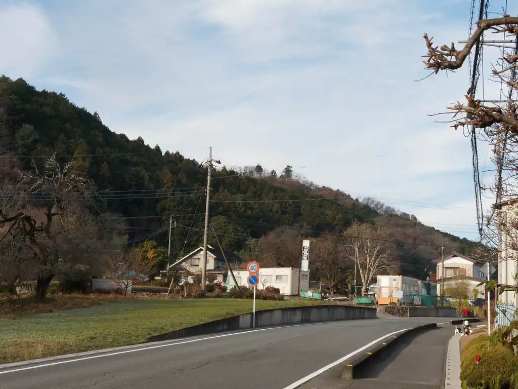 飯能駅から歩いて龍崖山登山口に向かう。道中はずっと舗装路歩きとなる。
登山口が近づいてくると、龍崖山らしき山が見えてくる。